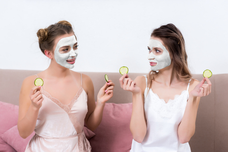Natürliche Gesichtsmasken: Traditionelle Heilpflanzen und ihre Wirkung auf die Haut