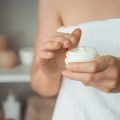 Faltenfrei durch teure Cremes? Wissenschaftliche Analysen gängiger Anti-Aging-Produkte ab 50