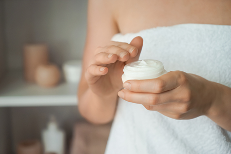 Faltenfrei durch teure Cremes? Wissenschaftliche Analysen gängiger Anti-Aging-Produkte ab 50