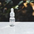 Wissenschaftliche Erklärung: Wie wirken Hyaluronsäure, Vitamin C & Retinol in Seren und Tonern?