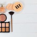 Fettiges Haar: Ursachen, Prävention und geeignete Pflegeprodukte aus deutschen Drogerien