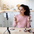 Wie hormonelle Veränderungen die Haut beeinflussen und was man dagegen tun kann