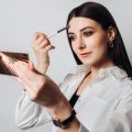 Richtige Hautpflege in stressigen Zeiten: Tipps aus der deutschen Kosmetikbranche