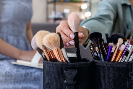 Typische Fehler beim Make-up für Brillenträgerinnen und wie man sie vermeidet