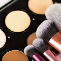Pflege für graue Haare: Die besten Produkte, Routinen und Tipps ab 50