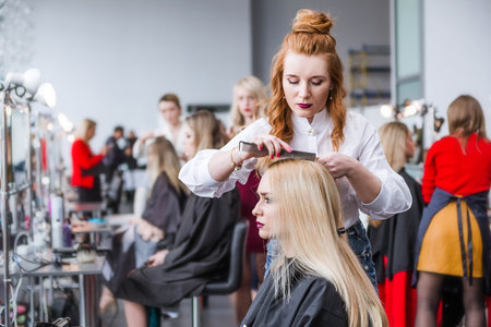 Schuppen, Haarausfall und andere Haarprobleme bei Männern: Ursachen und Lösungen