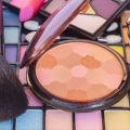 Tipps für ein makelloses Make-up: Foundation und Concealer richtig kombinieren