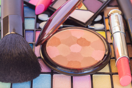 Tipps für ein makelloses Make-up: Foundation und Concealer richtig kombinieren