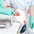 Plastische Chirurgie ab 50: Aufklärung über häufige Irrtümer und Risiken