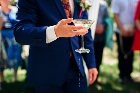 Festliche Frisuren für Hochzeiten: Von traditionell bis modern