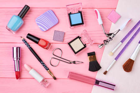 Plastikfrei schön: Alternativen zu herkömmlichen Verpackungen bei Make-up & Hautpflege