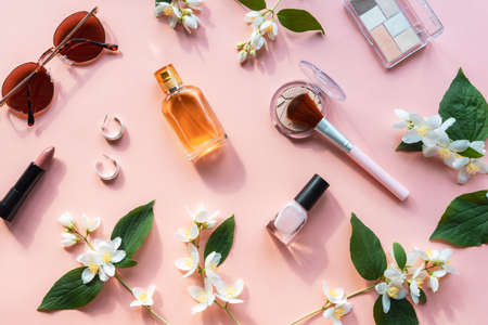 Wirkstoffe im Fokus: Retinol, Hyaluronsäure und Co. – welche Inhaltsstoffe passen zu welchem Alter?