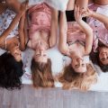 Mythos ‚ewige Jugend‘: Gesellschaftliche Erwartungen an Schönheit ab 50 kritisch hinterfragt
