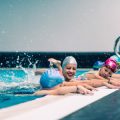 Sonnenschutz im Outdoor-Sport: Worauf Wanderer, Radfahrer und Schwimmer achten sollten