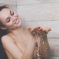 Tipps zur Anwendung: Wie trägt man Bodylotion und Körperöl richtig auf?