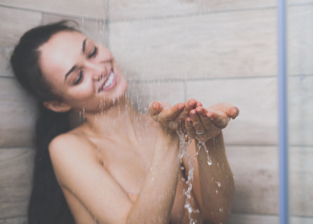 Tipps zur Anwendung: Wie trägt man Bodylotion und Körperöl richtig auf?