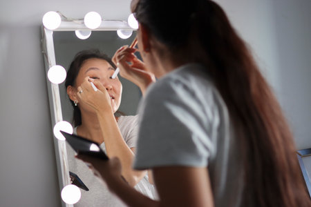 Pflege und Make-up für Allergikerinnen ab 50: Sanfte Lösungen aus der Apotheke